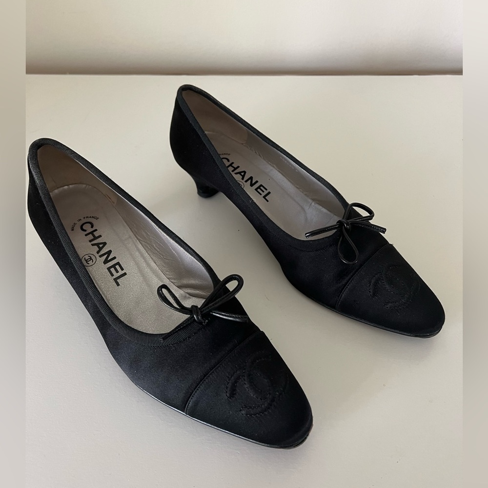 CHANEL satin kitten heels! Size 36.5 EU (size 6 US)